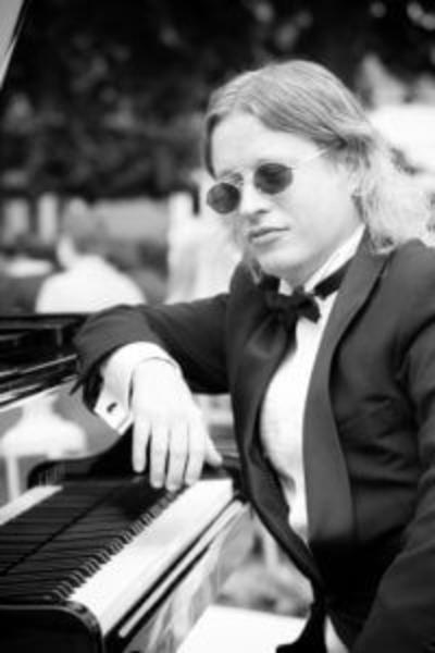 Wilt u een goede pianist boeken?